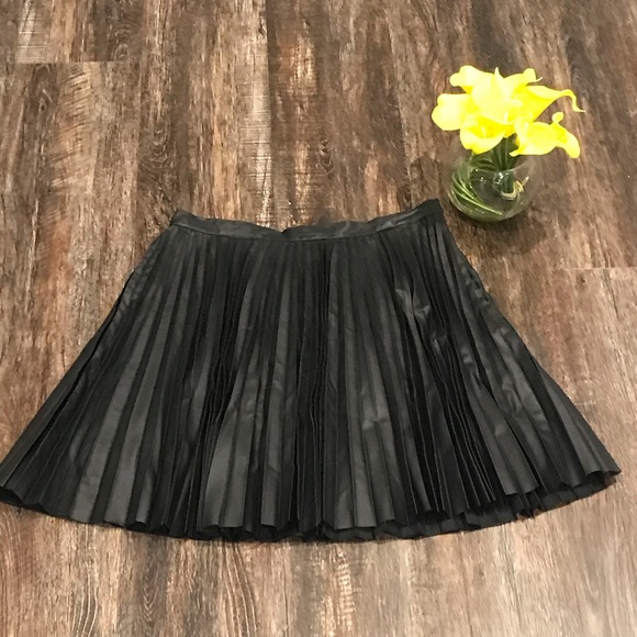 🌸Faux Leather Pleated Skirt🌸 - Picture 1 of 7